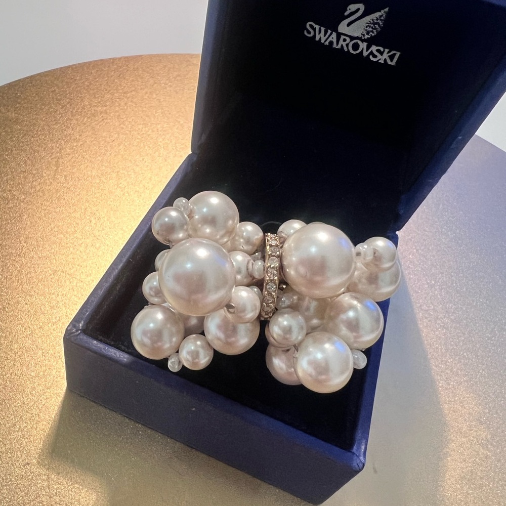 Swarovski Gold and White Brooch with Elegant Pearl Cluster